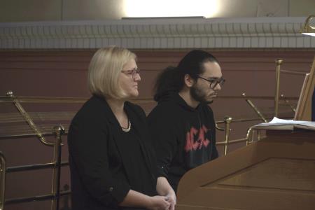 organist Jurij Krnel (desno) in Damjana Kinkela (levo, registratorka)